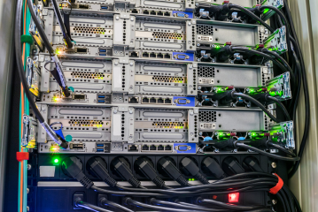Vista traseira de um rack para servidores